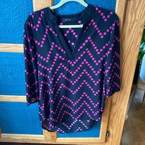 Geometric design v-neck